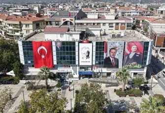 Menderes Belediyesi’nden öğrencilere kırtasiye desteği