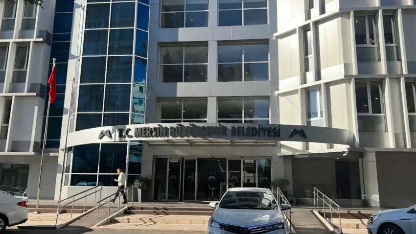 Mersin'de Büyükşehir ve 2 ilçe belediyesine operasyon düzenlendi: 3 başkan dahil 59 gözaltı haberinin görseli