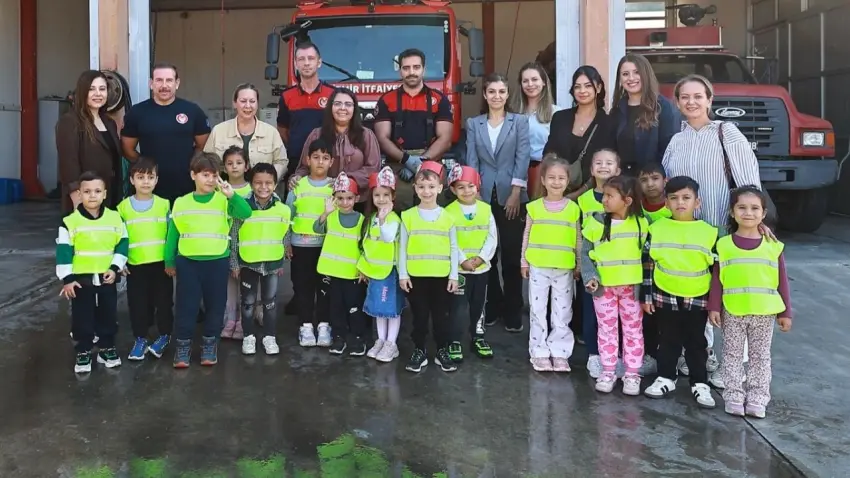 Minik öğrencilerden Selçuk İtfaiye İstasyonu’na ziyaret haberinin görseli