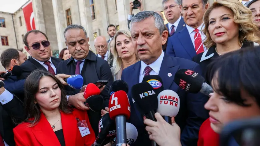 Özgür Özel'den Cemil Tugay çıkışı: Cumhurbaşkanı Erdoğan görüşmesine 'lüzumsuz' dedi! haberinin görseli