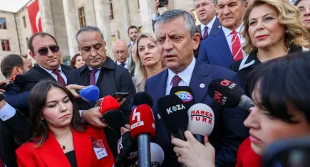 Özgür Özel'den Cemil Tugay çıkışı: Cumhurbaşkanı Erdoğan görüşmesine 'lüzumsuz' dedi!