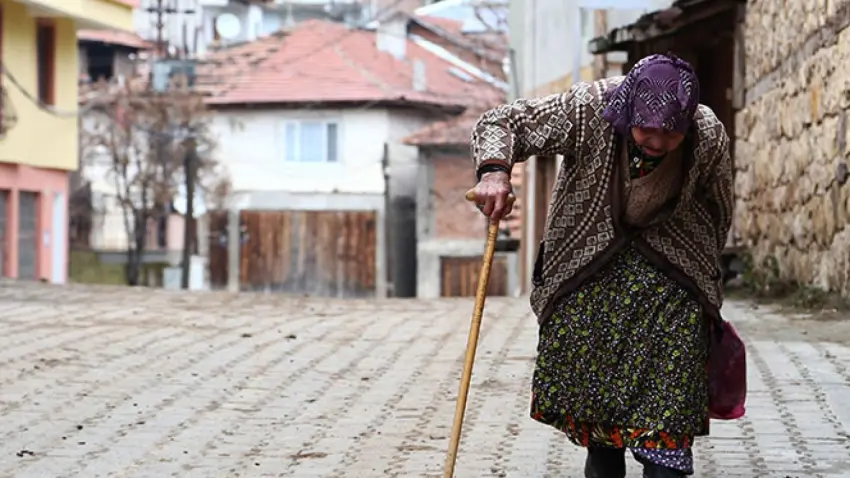 Yaşlı yoksulluğu derinleşiyor: 1,8 milyon yaşlı yalnız yaşıyor haberinin görseli