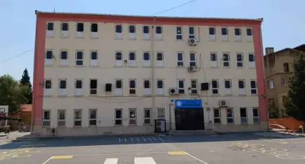 İzmir’de bir öğrencinin çantasında bıçak ve silah bulundu