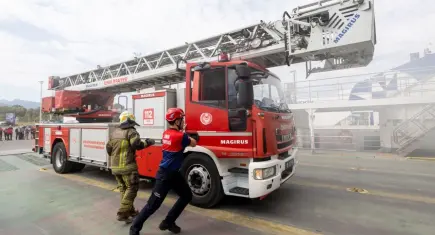 İzmir İtfaiyesi’nden Körfez’in ortasında gerçeğini aratmayan tatbikat