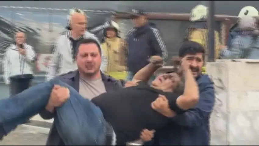 Kadıköy'de 8 katlı binada yangın: Mahsur kalanlar için ekipler seferber oldu haberinin görseli