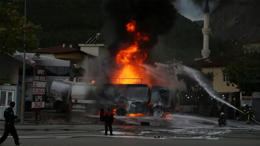 Denizli’de akaryakıt istasyonunda korkutan yangın: Tanker alevlere teslim oldu haberinin görseli