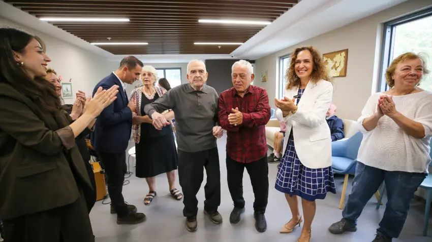Karşıyaka’da çınarlar için özel gün: Müzik, dans ve pasta ile kutlama haberinin görseli