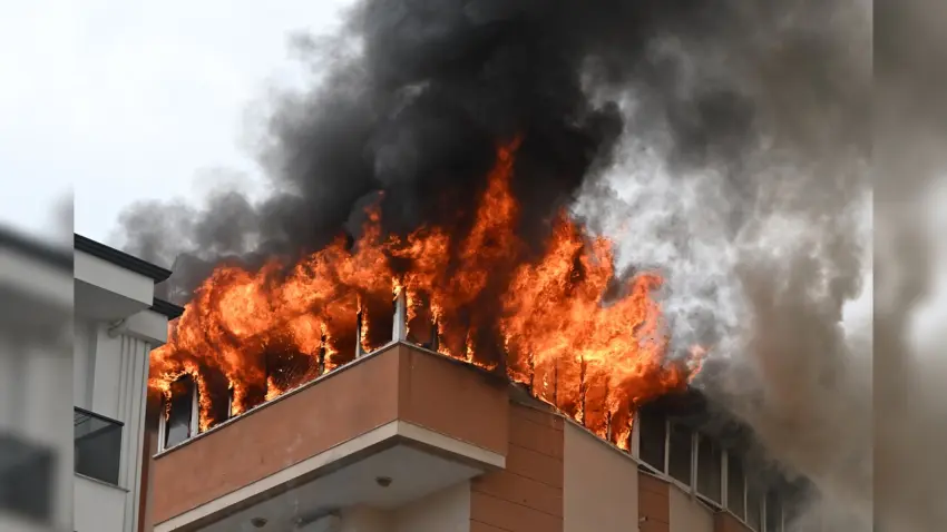 Antalya'da dubleks daire yangında kullanılamaz hale geldi haberinin görseli