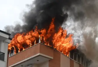 Antalya'da dubleks daire yangında kullanılamaz hale geldi