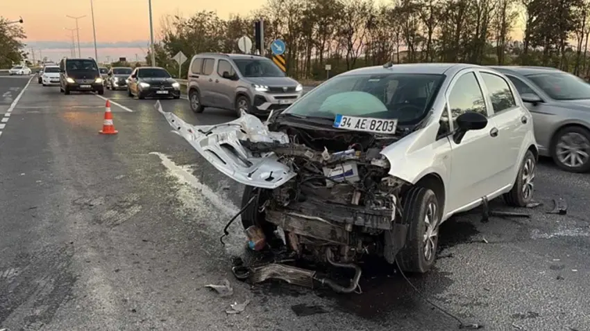 İki otomobil kafa kafaya çarpıştı: Çok sayıda yaralı var haberinin görseli