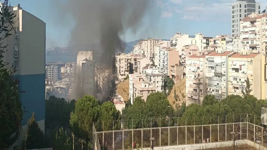 İzmir’de okul çatısında korkutan yangın:Kontrol altına alındı haberinin görseli