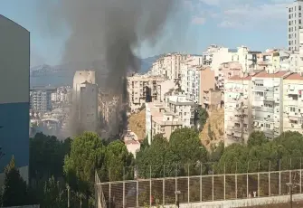 İzmir’de okul çatısında korkutan yangın:Kontrol altına alındı