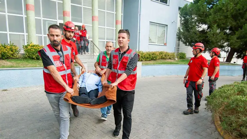 Karşıyaka Belediyesi personeline deprem tahliye tatbikatı haberinin görseli