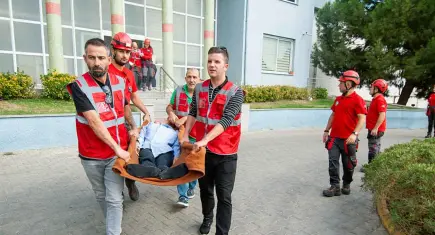 Karşıyaka Belediyesi personeline deprem tahliye tatbikatı