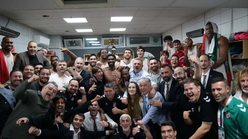 Karşıyaka üç kulvarda birden zirveye yürüyor haberinin görseli