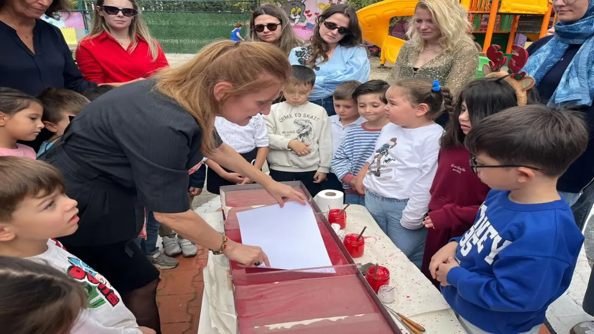Miniklerden ebru sanatıyla Türk bayrağı çalışması görseli