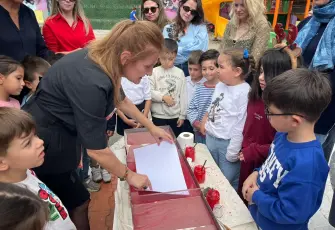 Miniklerden ebru sanatıyla Türk bayrağı çalışması
