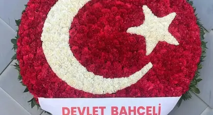 Bahçeli'den Hacıosmanoğlu'na anlamlı destek: Türk bayrağı motifli çelenk gönderdi