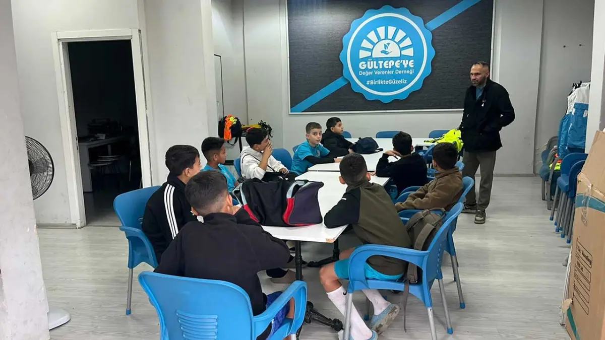 Dezavantajlı çocuklar futbol sayesinde kötü alışkanlıklardan uzaklaşıyor görseli
