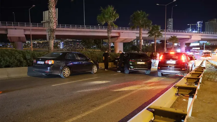İzmir’de zincirleme kaza! 7 otomobil ve 1 motosiklet birbirine girdi haberinin görseli