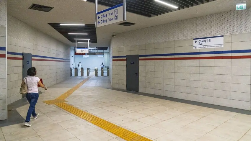 İzmir Metrosu’ndan hastaneye kesintisiz ulaşım: Yaya tüneli hizmete açıldı haberinin görseli