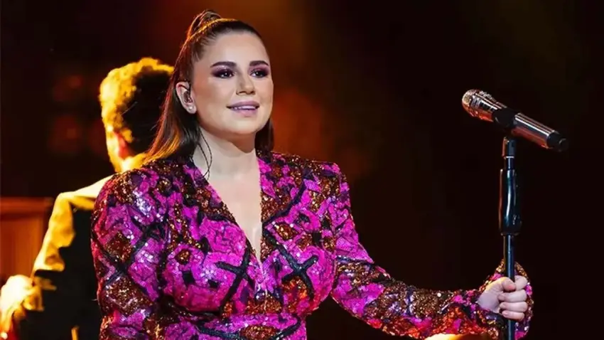 Şarkıcı Merve Özbey konser sırasında sahneden düştü! Hastaneye kaldırıldı haberinin görseli