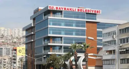 Bayraklı Belediyesi’ne operasyon! Eski Belediye Başkanı dahil 45 şüpheli gözaltına alındı