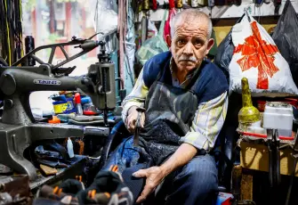 Bergama'nın geleneksel kunduracıları mesleklerini yaşatıyor