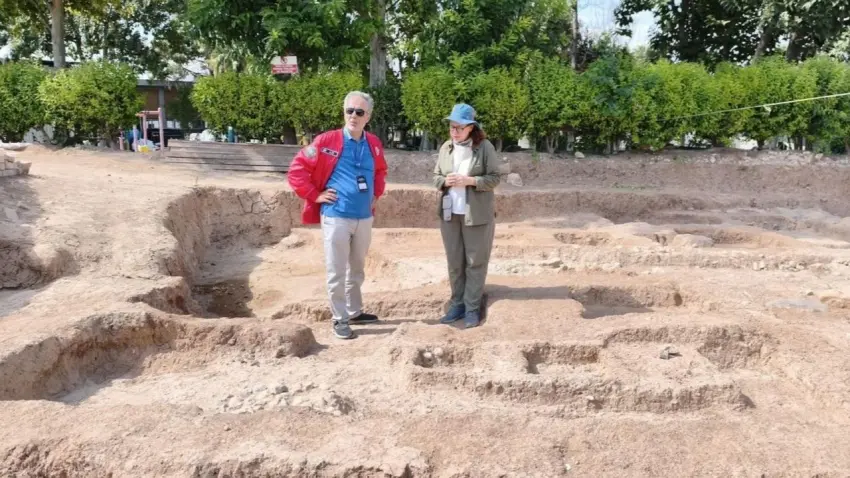 Ege Üniversitesi Rektörü Alcı, Gürcütepe Kazısı’nı ziyaret etti haberinin görseli