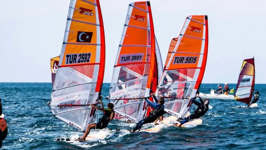 Foça’da yelken heyecanı: 110 sporcu madalya için kürek çekti haberinin görseli