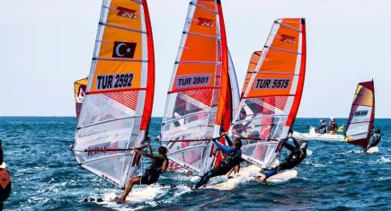 Foça’da yelken heyecanı: 110 sporcu madalya için kürek çekti