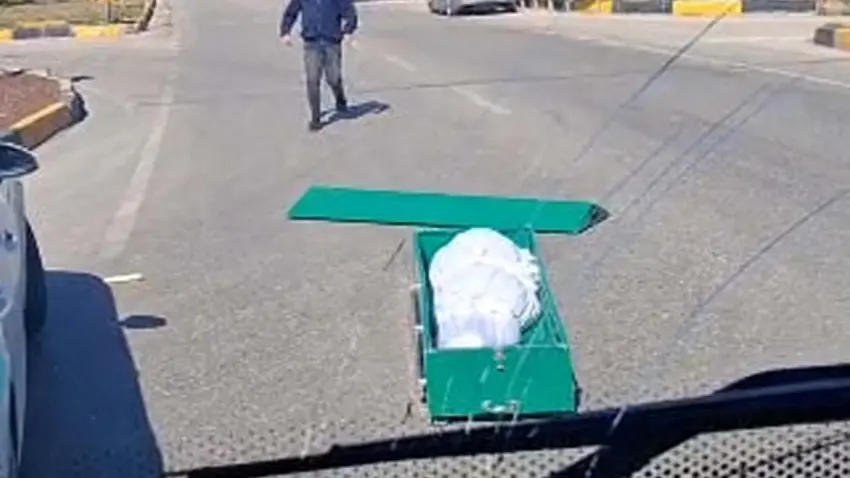 Isparta’da seyir halindeki cenaze aracından tabut yola düştü haberinin görseli