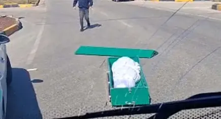 Isparta’da seyir halindeki cenaze aracından tabut yola düştü