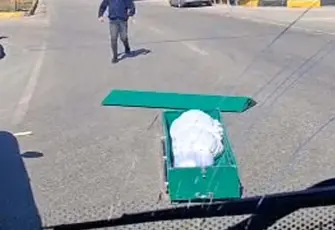 Isparta’da seyir halindeki cenaze aracından tabut yola düştü