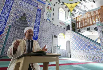 İzmir'de din görevlisi 6 aylık maaşını TSKGV'ye bağışladı