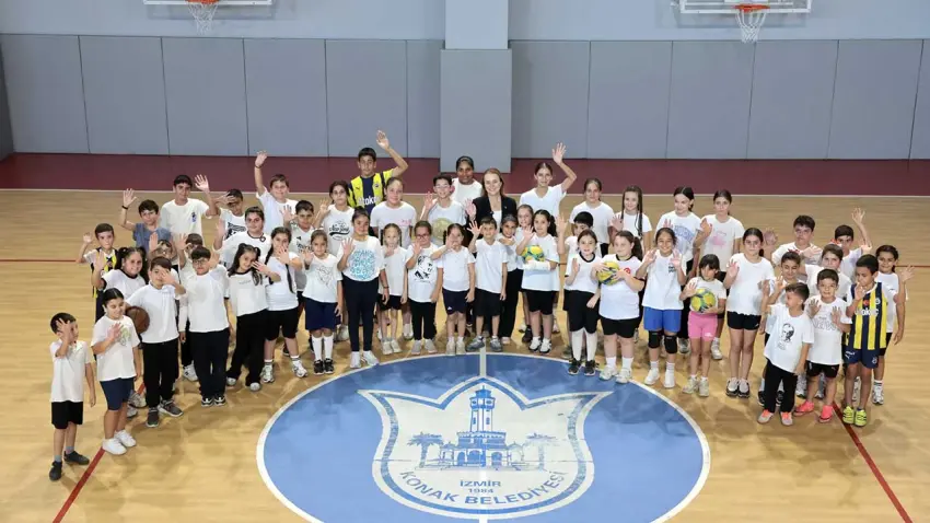 Konak'ta Kış Spor Okulları başladı: Başkan Mutlu çocuklarla buluştu haberinin görseli