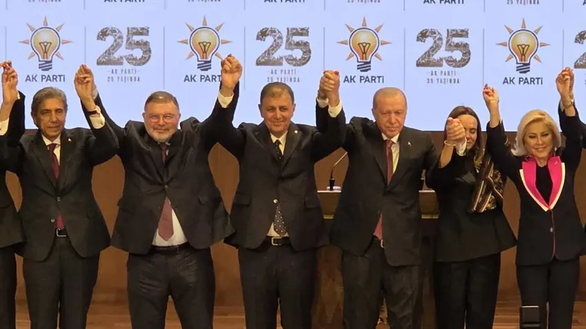 AK Parti İzmir İl Başkanı Saygılı’dan Tugay’ın rozet takması sonrası ilk mesaj haberinin görseli
