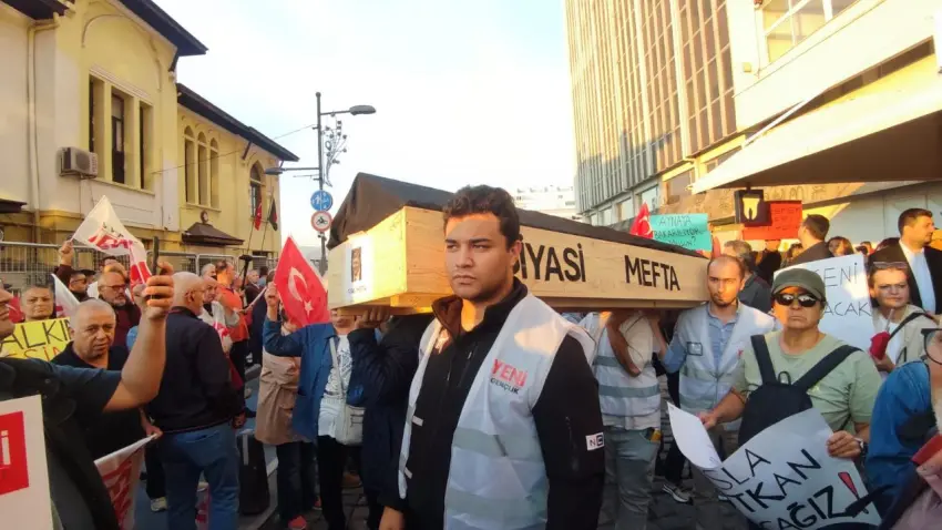 Cemil Tugay'ın AK Parti'ye geçişine 'tabutlu' protesto haberinin görseli