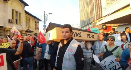 Cemil Tugay'ın AK Parti'ye geçişine 'tabutlu' protesto