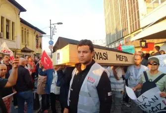 Cemil Tugay'ın AK Parti'ye geçişine 'tabutlu' protesto