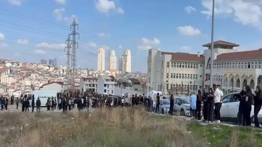 Esenyurt'taki lisede bıçaklı kavga:2 öğrenci yaralandı haberinin görseli