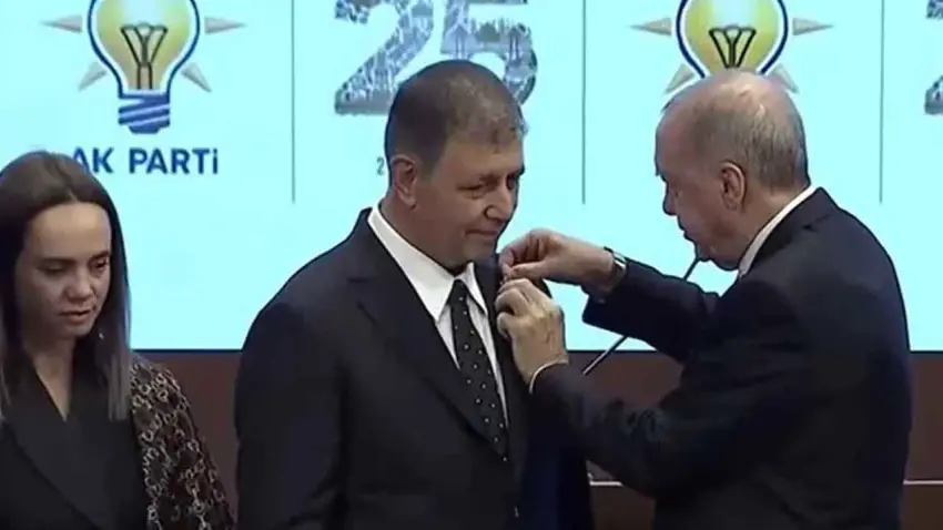 İzmir Büyükşehir Belediye Başkanı Cemil Tugay AK Parti'ye geçti haberinin görseli