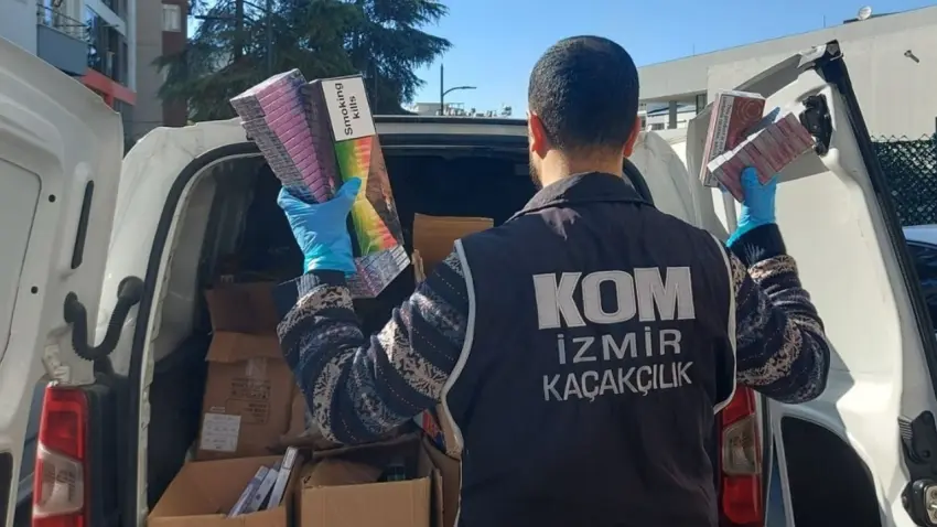 İzmir’de 5 ilçede kaçakçılık operasyonu: Binlerce paket sigara ve tarihi eser ele geçirildi haberinin görseli