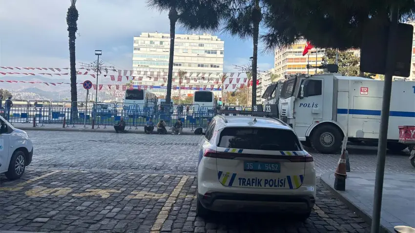 İzmir’de Cemil Tugay protestosu öncesi Cumhuriyet Meydanı’nda yoğun güvenlik önlemi haberinin görseli