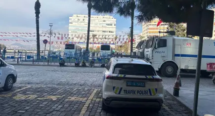 İzmir’de Cemil Tugay protestosu öncesi Cumhuriyet Meydanı’nda yoğun güvenlik önlemi