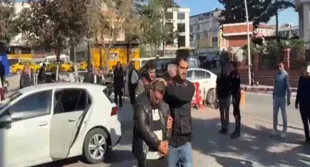 Kendini savcı olarak tanıtan firari dolandırıcı sahte kimlikle yakalandı!