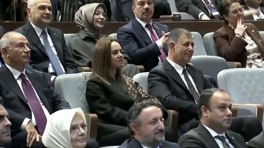 ‘Seni boşarım’ demişti: AK Parti Rozet Töreni’nde eşi, Tugay’ı yalnız bırakmadı haberinin görseli