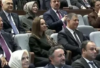 ‘Seni boşarım’ demişti: AK Parti Rozet Töreni’nde eşi, Tugay’ı yalnız bırakmadı