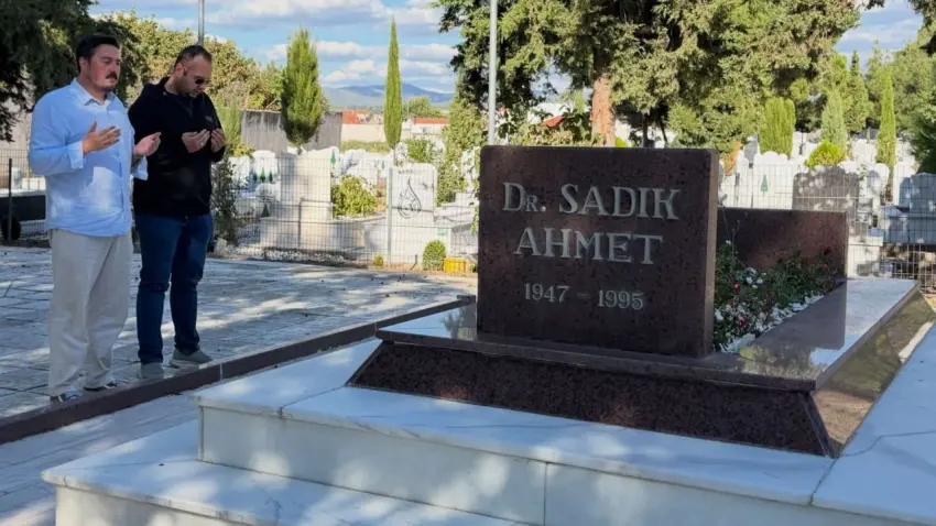 Yeniden Refah Partisi'nden Yunanistan'da Dr. Sadık Ahmet'in kabrine ziyaret haberinin görseli