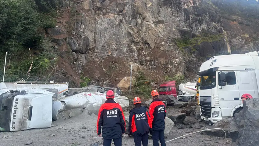 Artvin’de TIR parkında heyelan! 1 kişi yaşamını yitirdi haberinin görseli